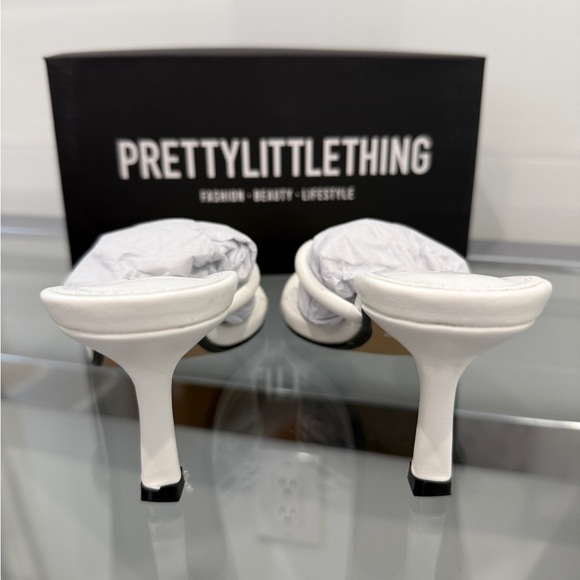 Prettylittle Thing Round Toe Thong Mid Heel White Mules NEW (sz 6) - Picture 4 of 7